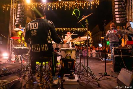 Temperamentna Tanja Žagar je razgrela kamniško publiko za najdaljšo noč v letu in silvestrovanje v centru Pravljičnega Kamnika (6)